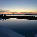 Villa Hillhouse Ii *